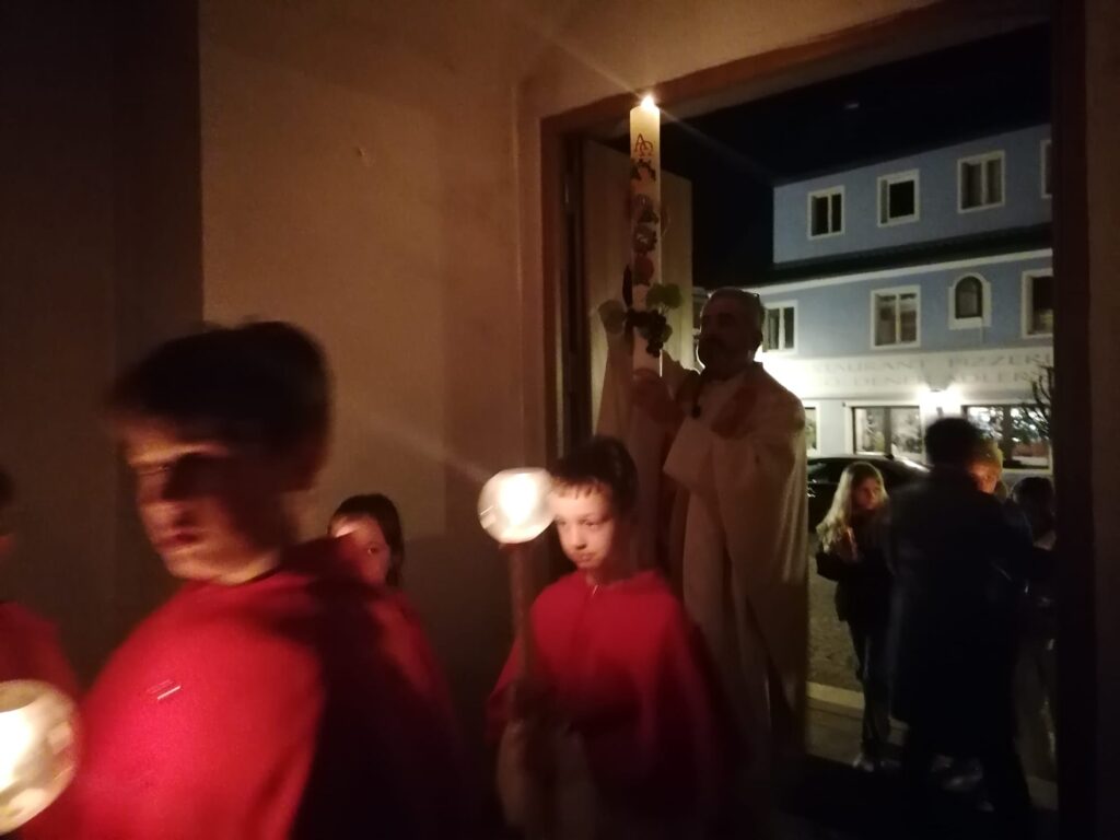 Einzug in die dunkle Pfarrkirche
