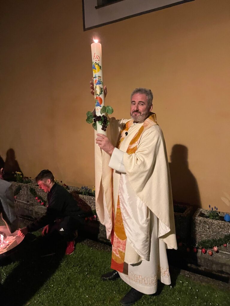 Pfarrer Markus Lettner mit der neuen Osterkerze