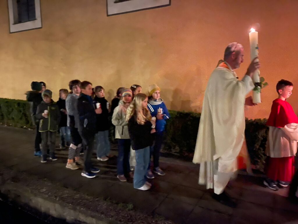 Zug zum Kirchenportal
